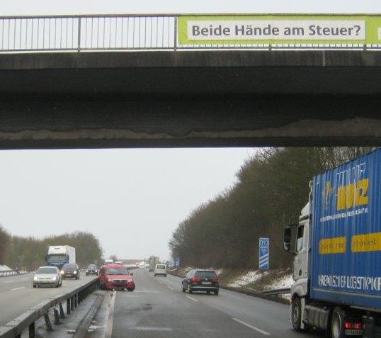 POL-PDLD: Verkehrsunfall