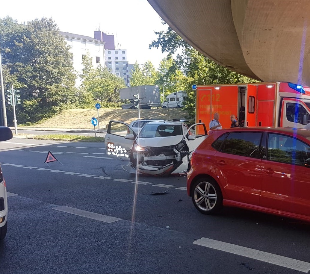 FW-BO: Verkehrsunfall erfordert vier Verletzte Personen