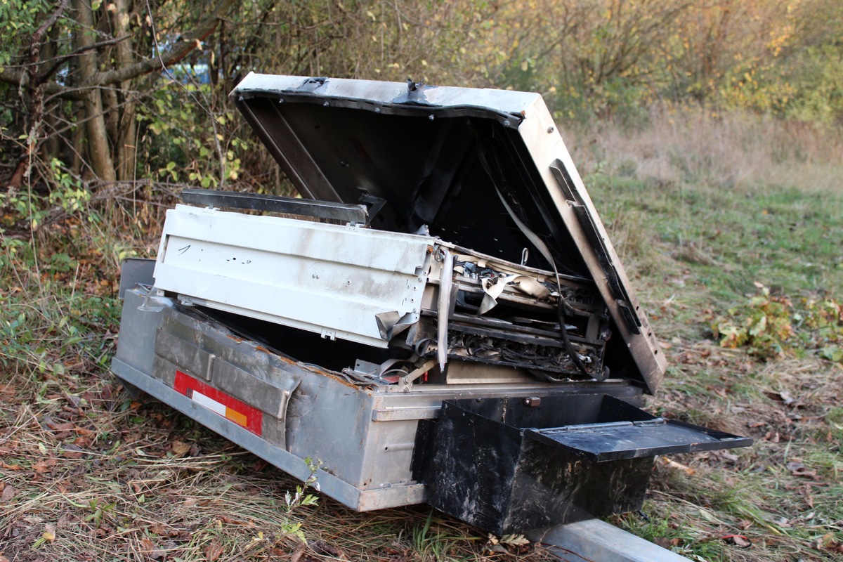 POL-OE: Aufgebrochener Zigarettenautomat aufgefunden