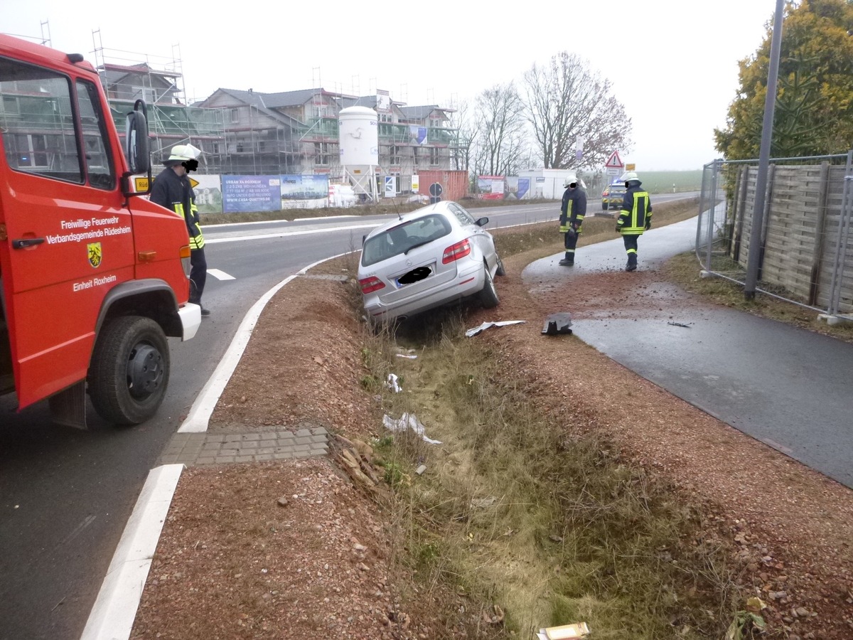 POL-PDKH: Aus Kreisverkehr geschleudert