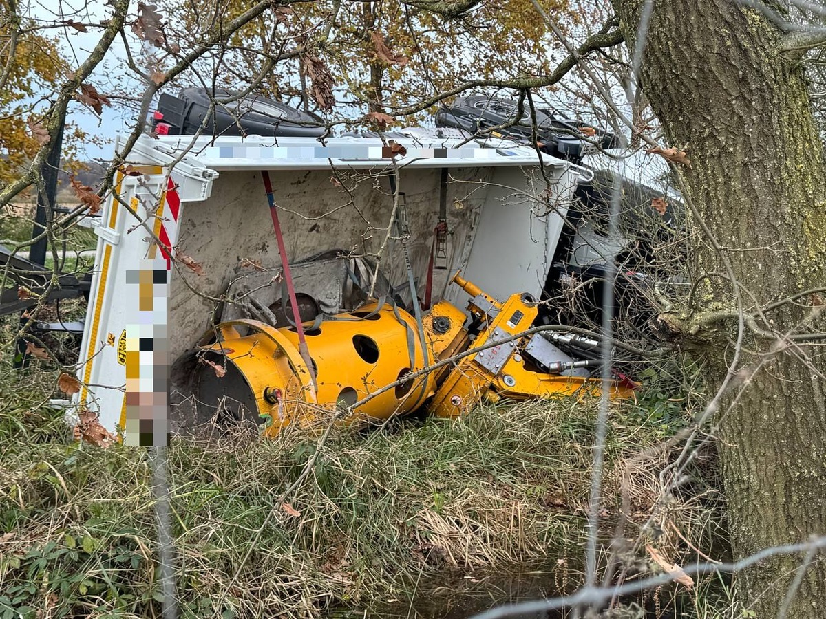 POL-STD: LKW mit Bohrgerät kommt von der Fahrbahn ab und kippt seitlich in den Graben - aufwendige Bergung erforderlich - Hoher Sachschaden entstanden