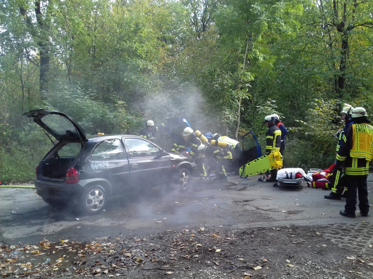 FW-EN: Wetter - Verkehrsunfall mit eingeklemmter Person