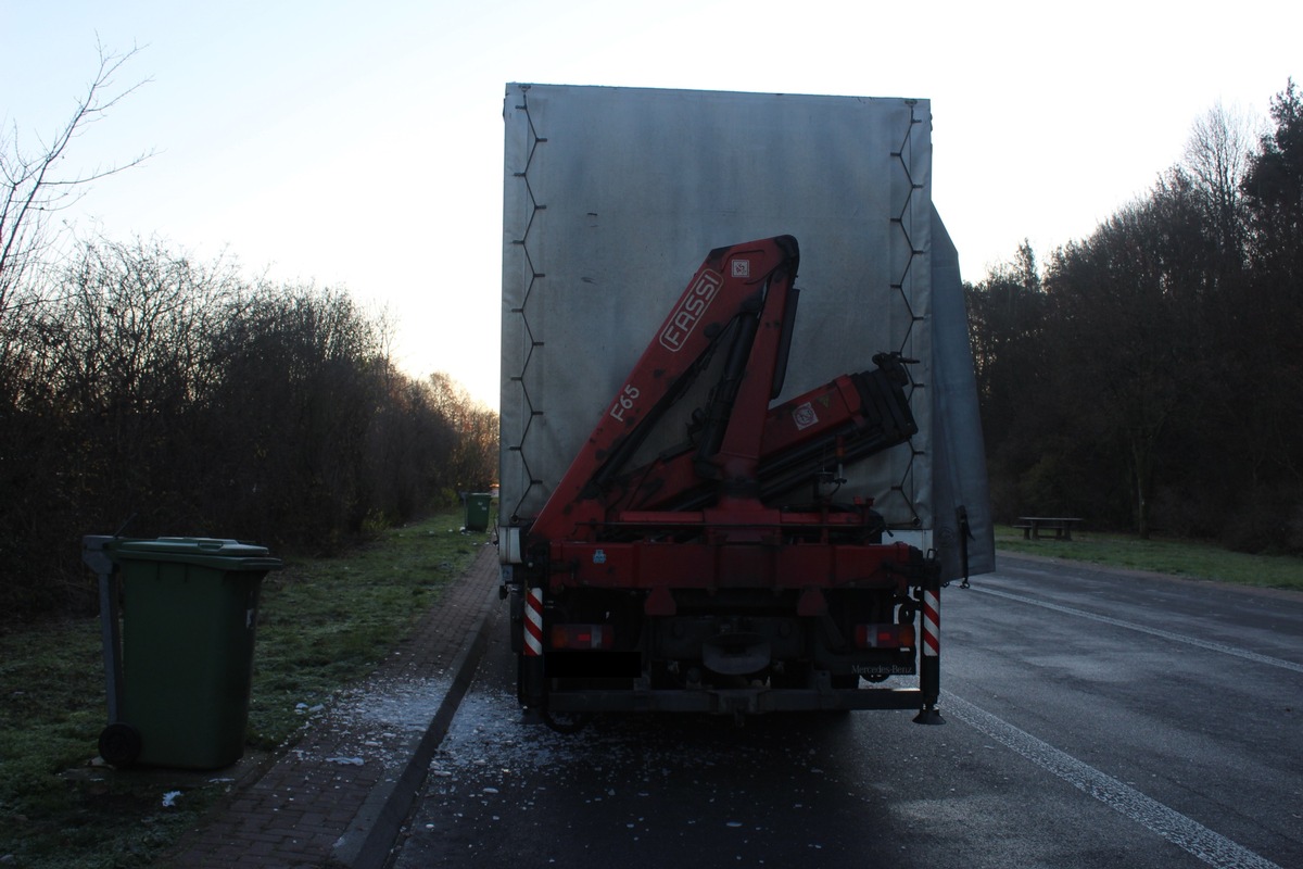 POL-PDKL: Westpfalz, Unfallgefahr durch Eisplatten von Lkw-Dächern