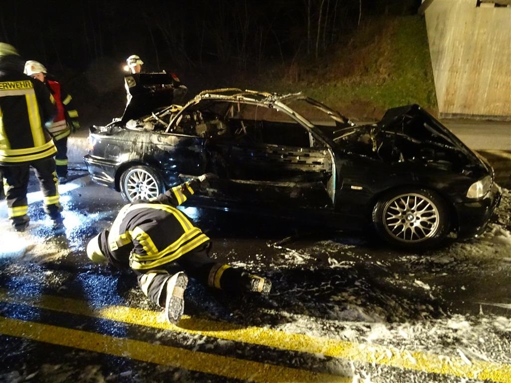 POL-PDWIL: PKW-Brand auf der B 51 bei Stadtkyll - Vollsperrung der Strecke für eine Stunde