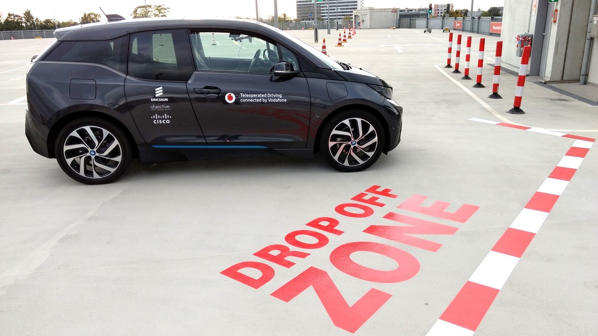 Gemeinsame Demonstration bei Vodafone Innovation Days 2017 / Ericsson, Vodafone und Partner demonstrieren ferngesteuertes Fahren auf Parkdeck des Vodafone Campus Düsseldorf (FOTO)