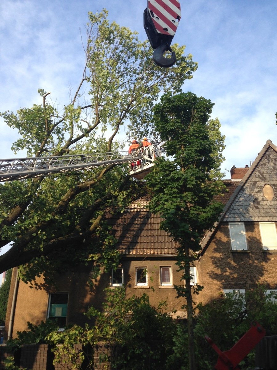 FW-E: Unwetter - Die Feuerwehr Essen leistet überörtliche Hilfe für die Feuerwehr Gladbeck