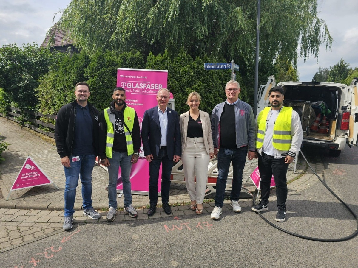 Im Plan: Bürgermeister Armin Schenk besucht Glasfaser-Baustelle der Telekom