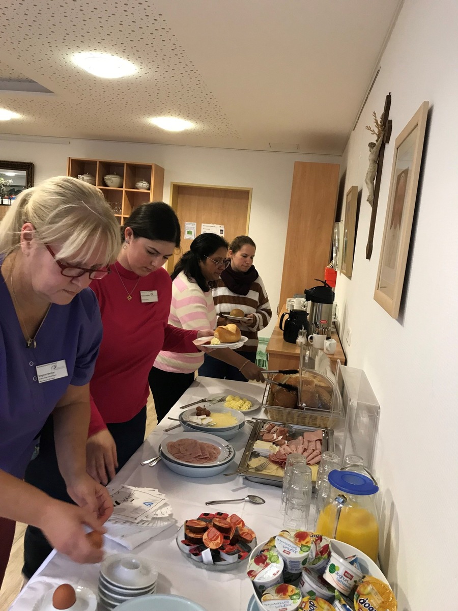 Mitarbeiterfrühstück als Zeichen der Wertschätzung im Seniorenzentrum St. Elisabeth und St. Suitbertus