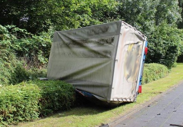 POL-E: Essen: Polizei sucht nach Unfall auf der Gladbecker Straße nach Zeugen - Fotos