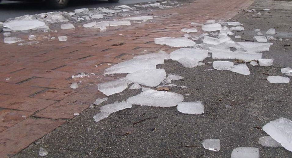 POL-BI: Eiskalte Gefahr von oben - Eisplatten auf Lkw