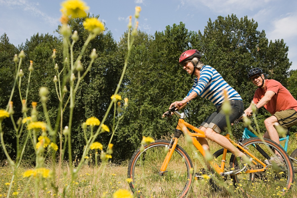 Volle Kraft voraus durch den Sommer / So halten Best-Ager beim Wandern, Schwimmen oder Radfahren ihre Muskeln fit