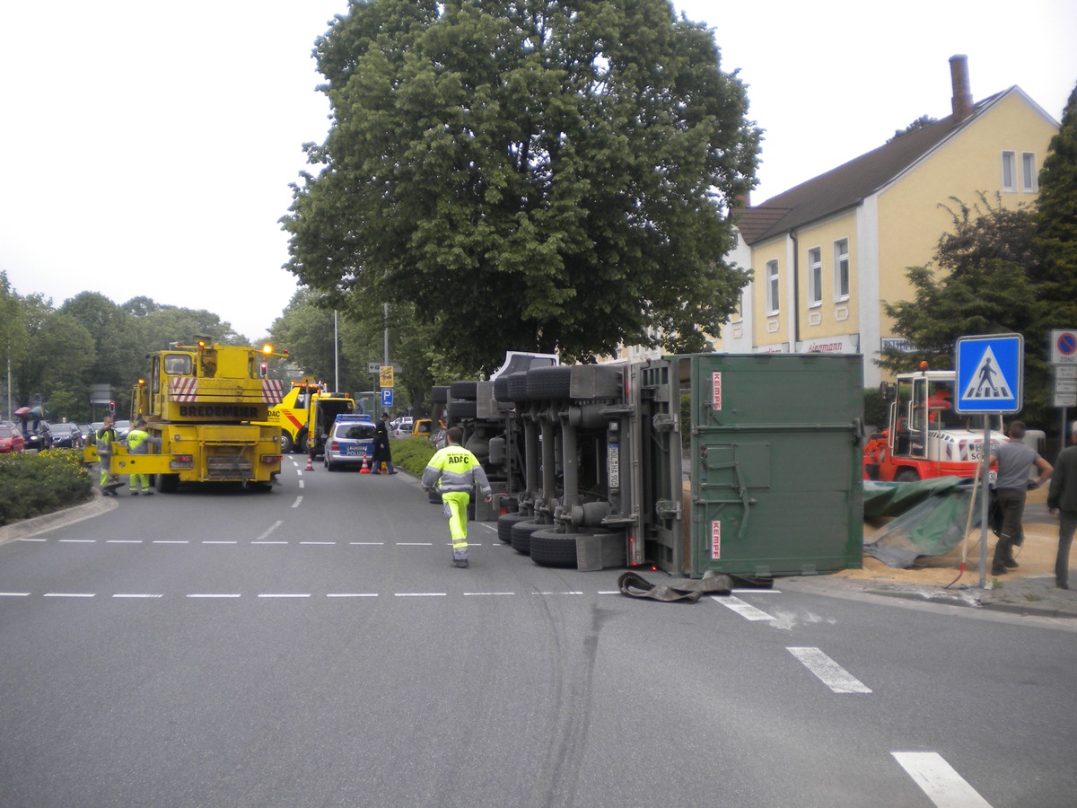 POL-HM: Verkehrsunfall / Sattelzug kippt um / Fahrer leicht verletzt