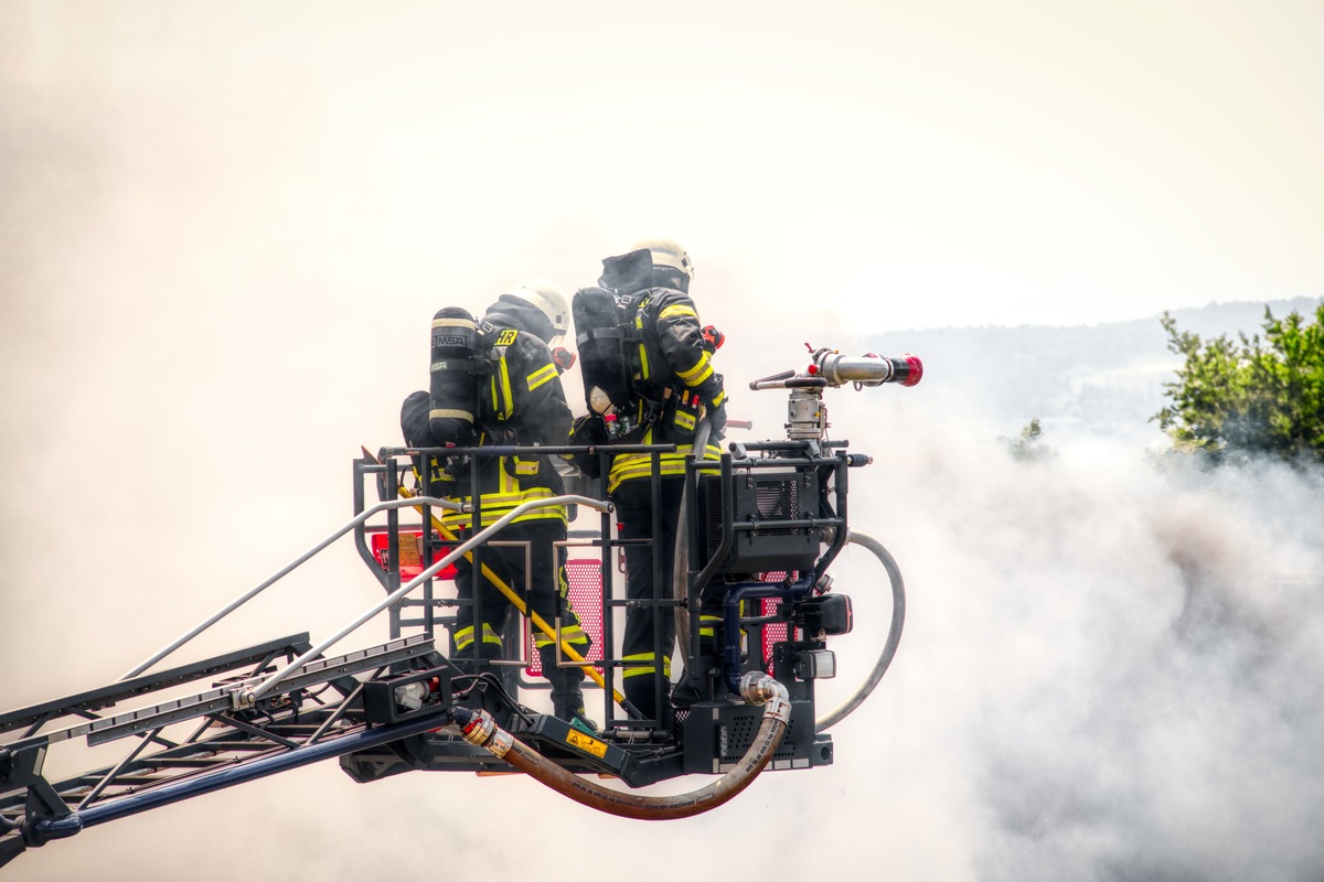 FW-GL: Dachstuhlbrand mit hohem Sachschaden im Stadtteil Bärbroich von Bergisch Gladbach