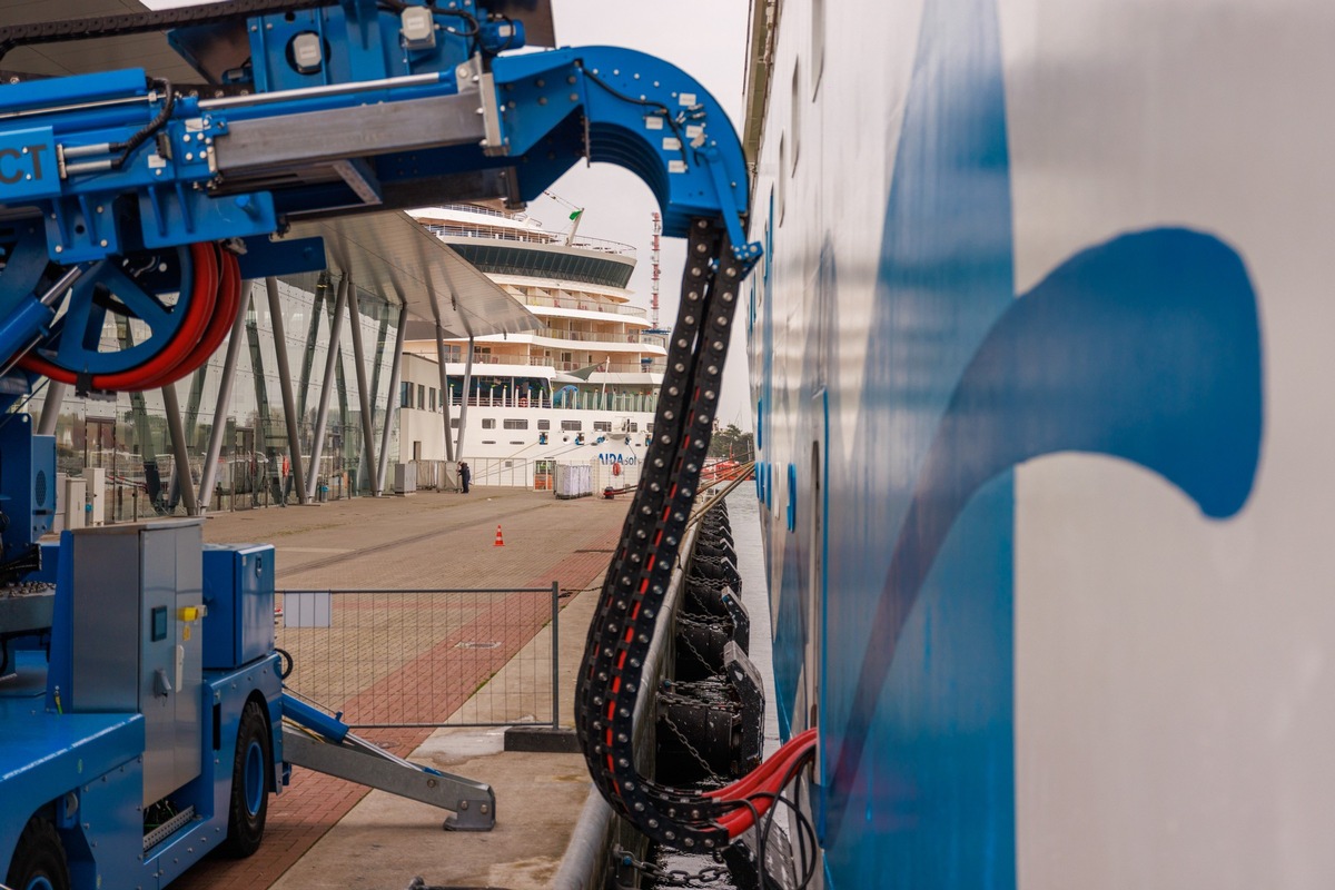 Landstrom-Premiere in Deutschland: Erstmals zwei Kreuzfahrtschiffe gleichzeitig an Landstromanlage in Rostock-Warnemünde