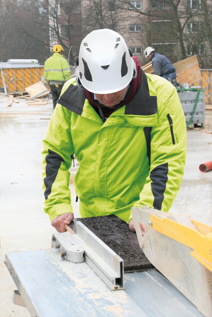 Unfälle an Baustellenkreissägen vermeiden / BG BAU unterstützt