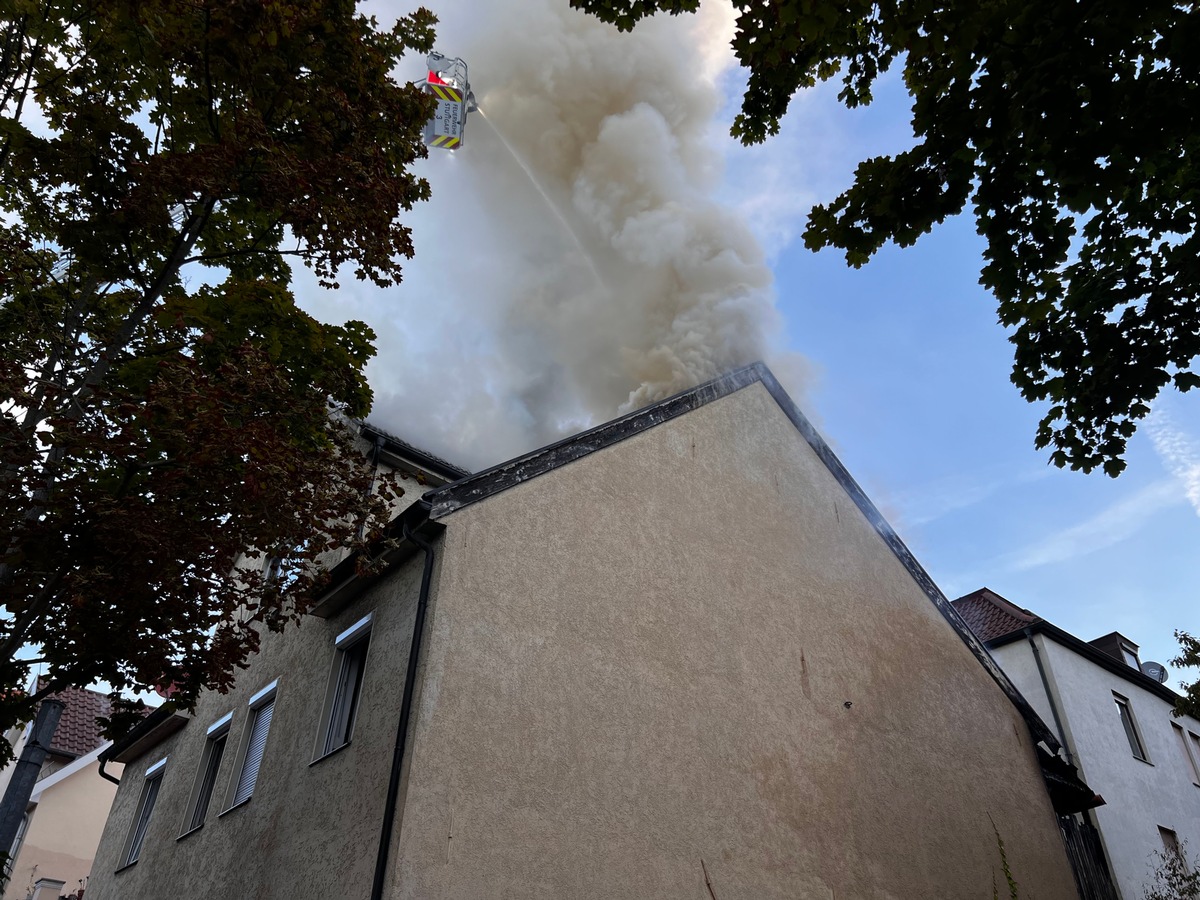 FW Stuttgart: Wohnungsbrand greift auf Dach über