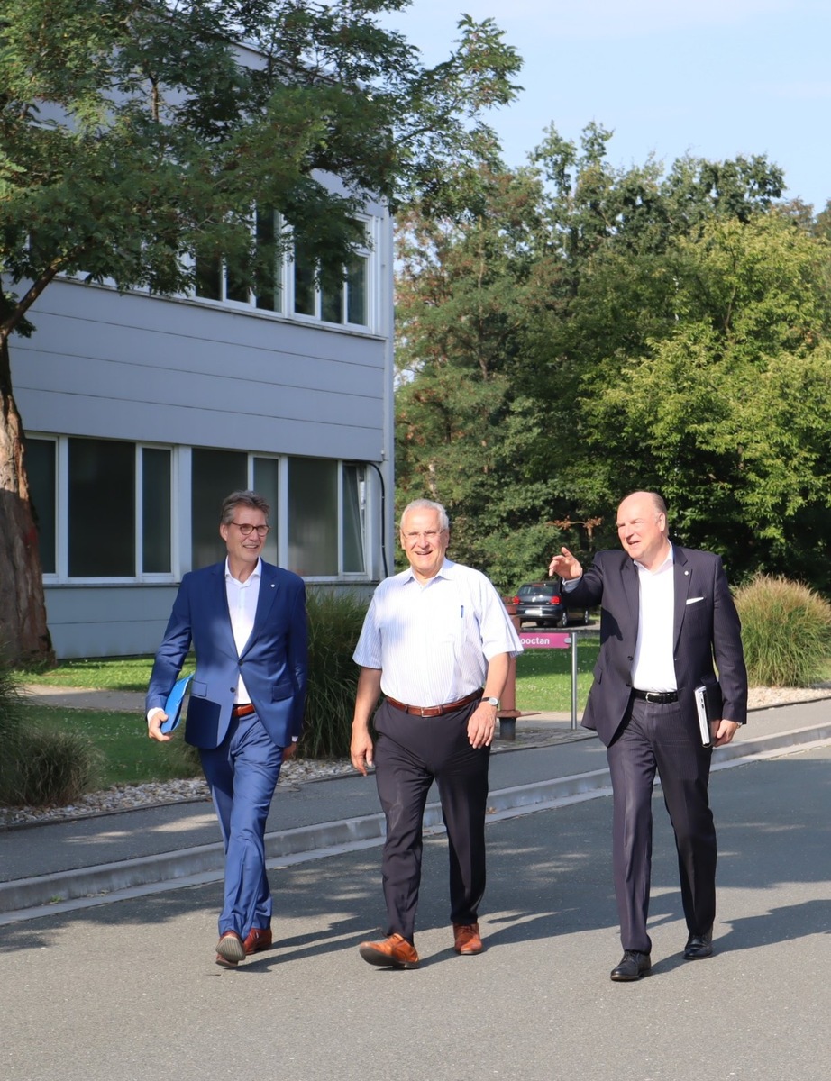 **Bayerischer Innenminister Joachim Herrmann besucht REHAU-Standort in Erlangen**