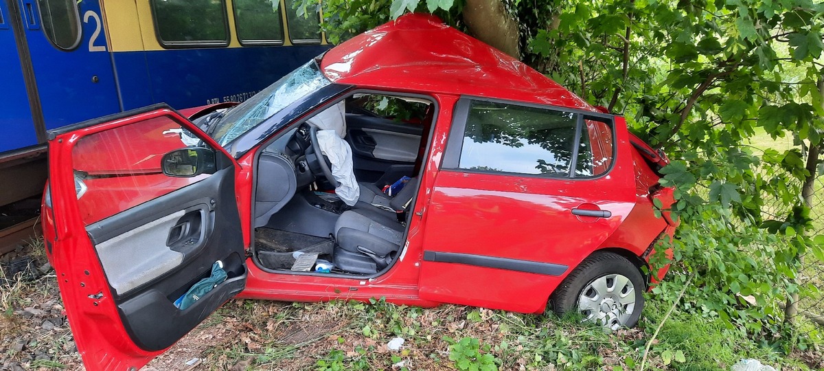 POL-STD: Auto an Bahnübergang vom Zug erfasst - Fahrerin schwer verletzt, 82-jähriger Senior nach Sturz mit Elektromobil verstorben, Einbruch in Sauensiek, Aus vier Transportern Werkzeuge entwendet