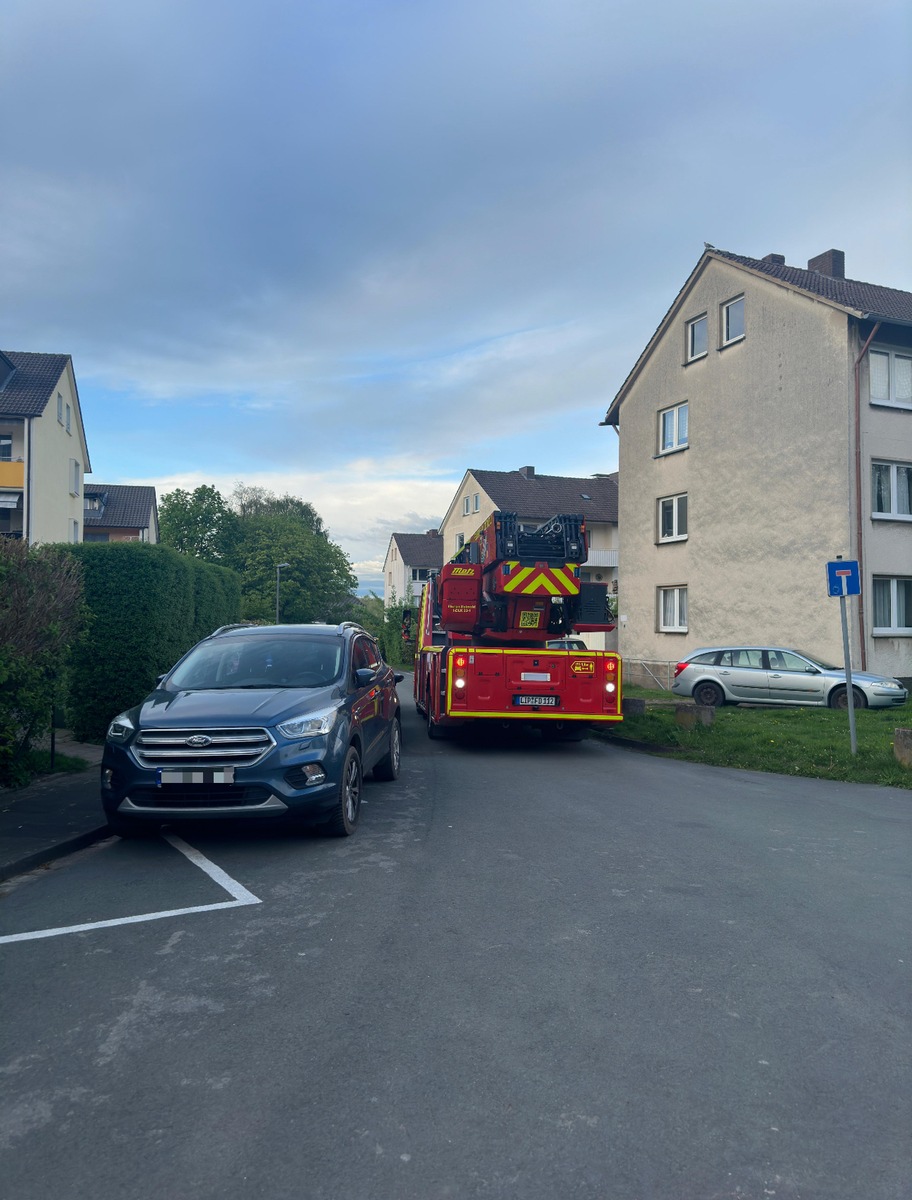 FW-DT: Ein Menschenleben gerettet - Falschparker behindern Arbeit der Feuerwehr