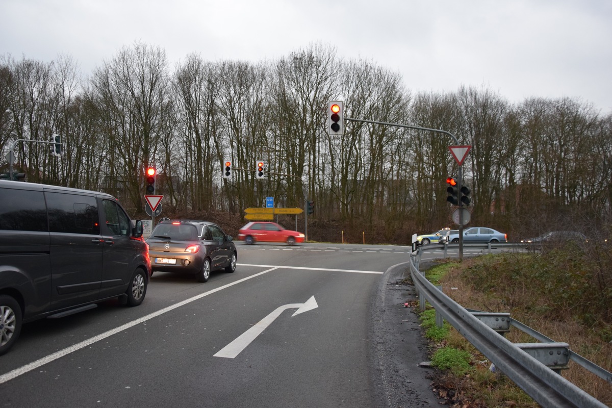 POL-HF: Verkehrsinfo Polizei - Ampelmast verdreht