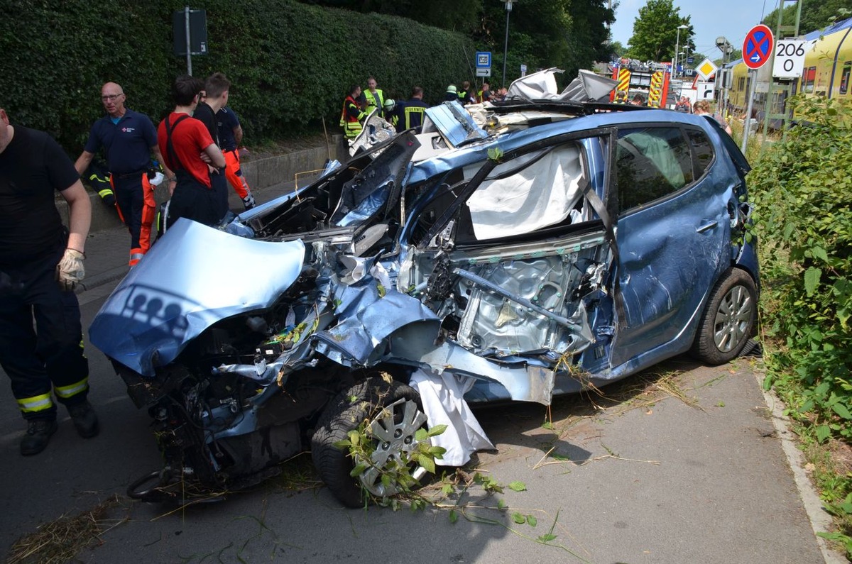 POL-STD: 76-jährige Autofahrerin bei Unfall mit Zug in Agathenburg schwerstverletzt