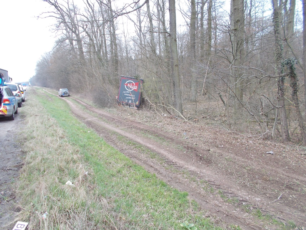 POL-PDLD: Wörth - Lkw kommt von der Fahrbahn ab