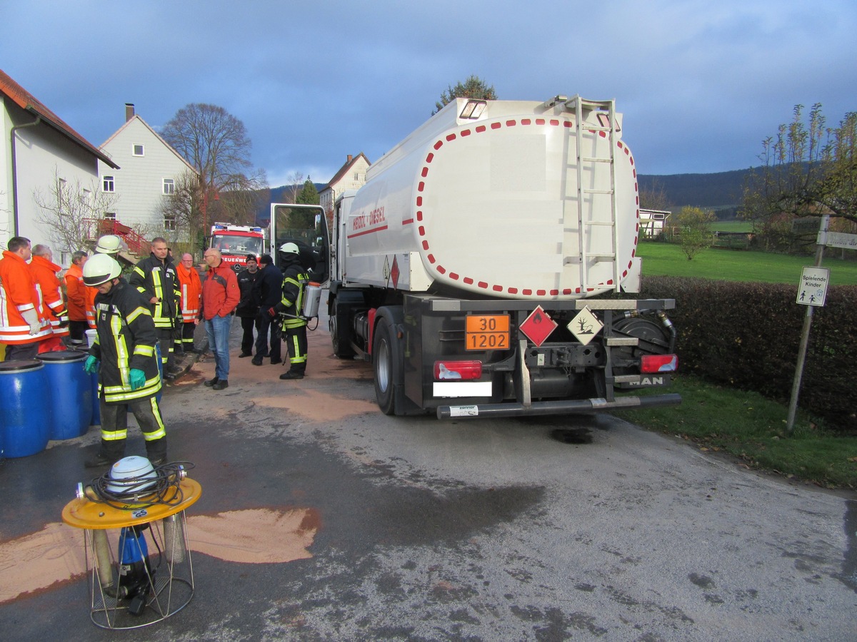 POL-HM: Glimpflicher Ausgang  - Heizöllaster verunreinigt Fahrbahn