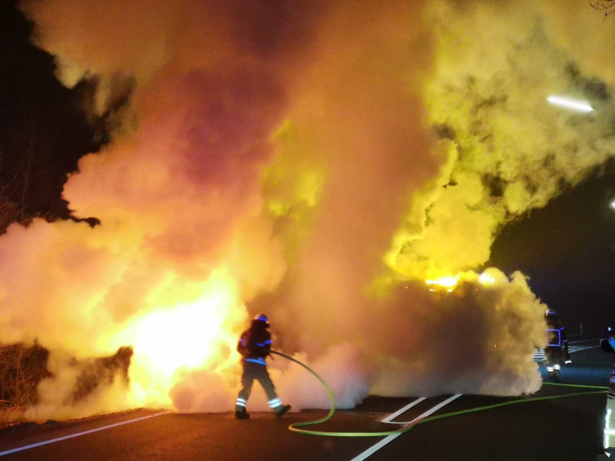 FW Bremerhaven: PKW in Vollbrand