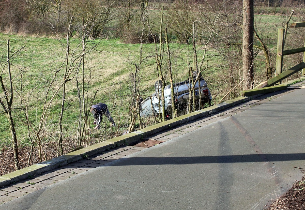 POL-MI: Auto landet auf dem Dacch: Fahrer (23) leicht verletzt