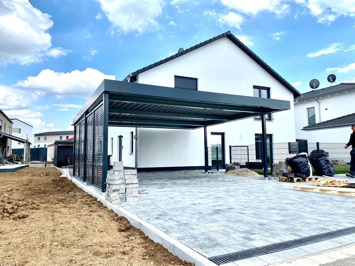 Anbaucarport an Betongarage, Wand-Carport München