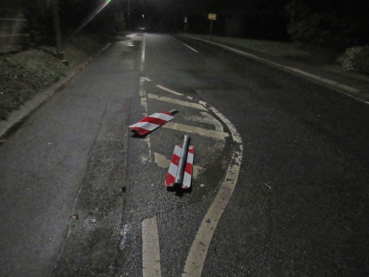 POL-MK: Unfallfahrer beschädigt Warnbaken und flüchtet