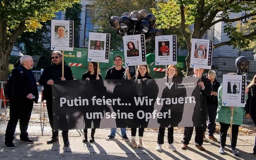 GfbV-Aktion vor der russischen Botschaft: Trauergrüße nach Moskau