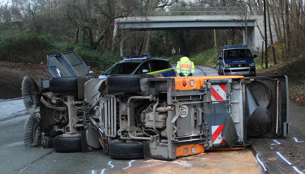 POL-BO: Bochum / Kehrmaschine umgekippt - Fahrer verletzt / Zeugen nach Unfallflucht gesucht!