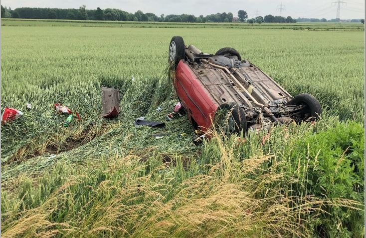 POL-MI: Auto überschlägt sich bei Verkehrsunfall