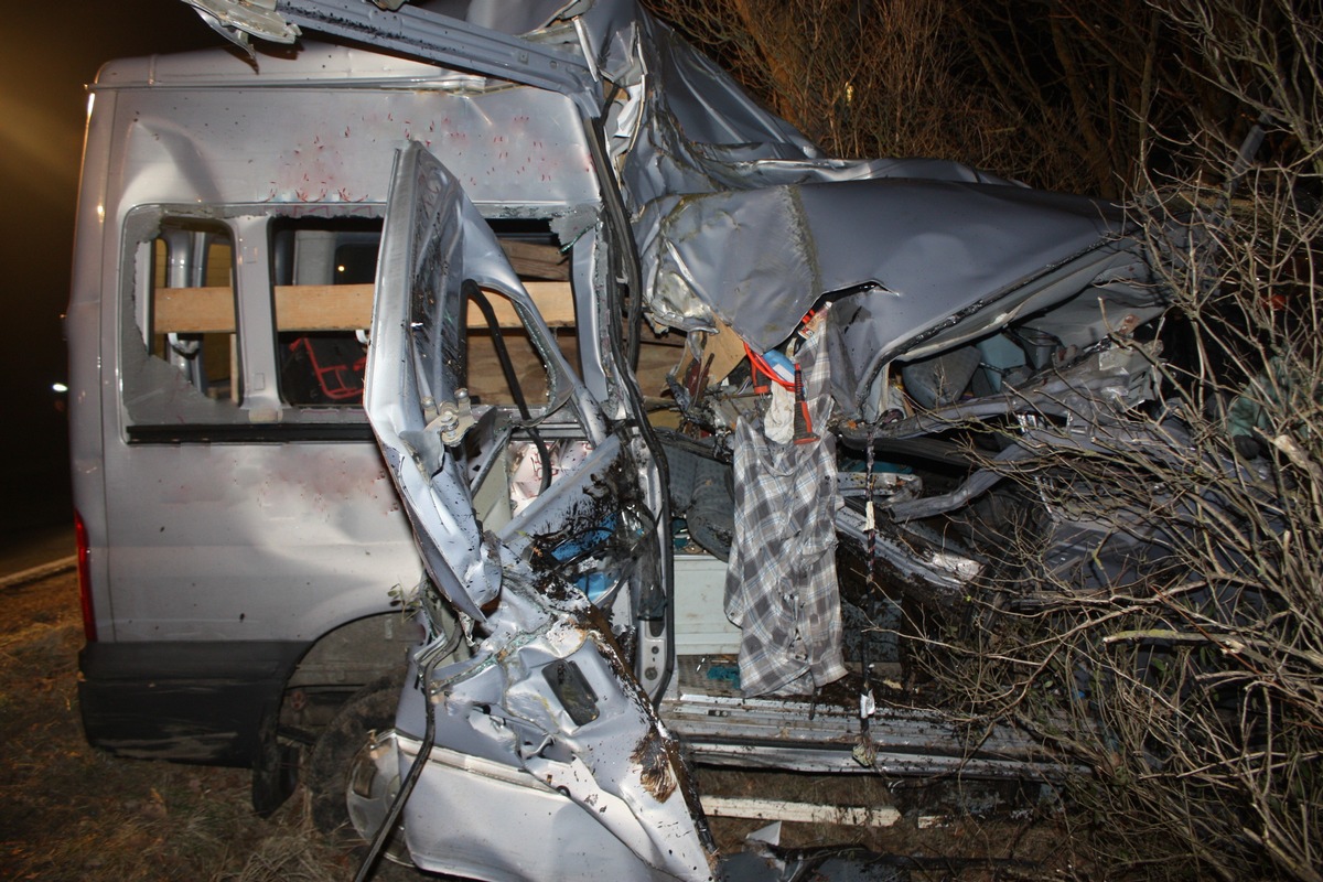 POL-HX: Transit kommt von der Straße ab - Fahrer flüchtet von der Unfallstelle