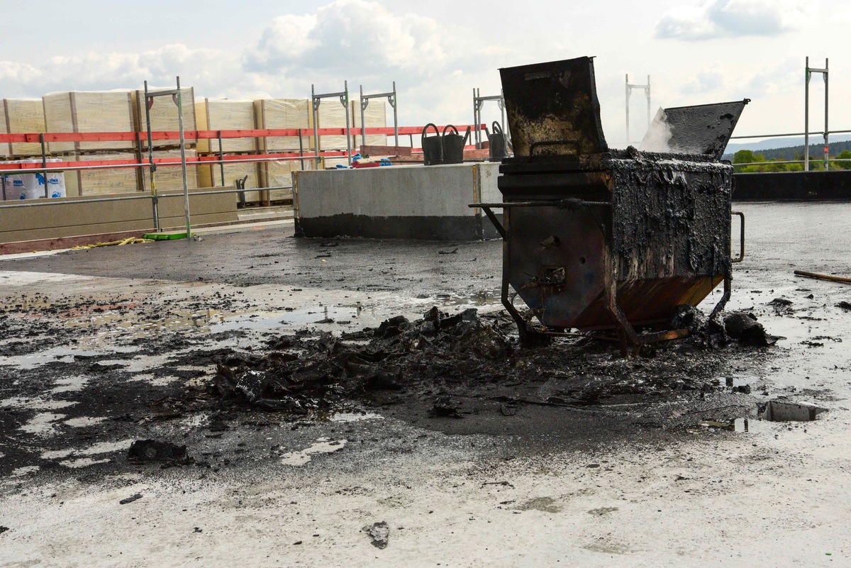 KFV-CW: Bitumenbrenner gerät in Brand. Geringer Sachschaden. Keine verletzten Personen.