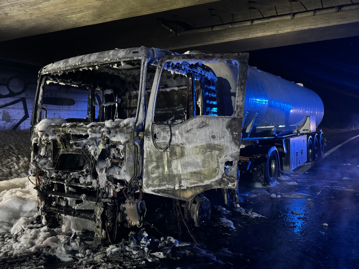 FW Dresden: LKW-Brand auf der BAB 17