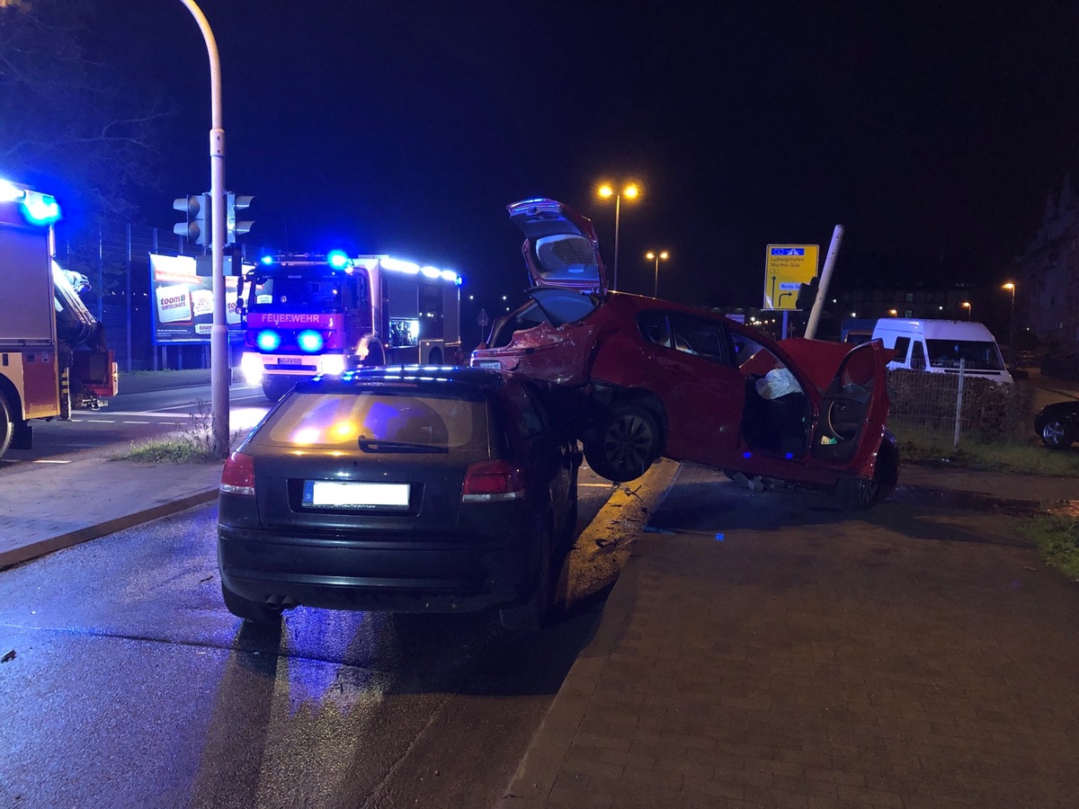 POL-PDWO: Verkehrsunfall mit 3 Verletzten auf der B9 - Audi schiebt BMW gegen Ampelmast