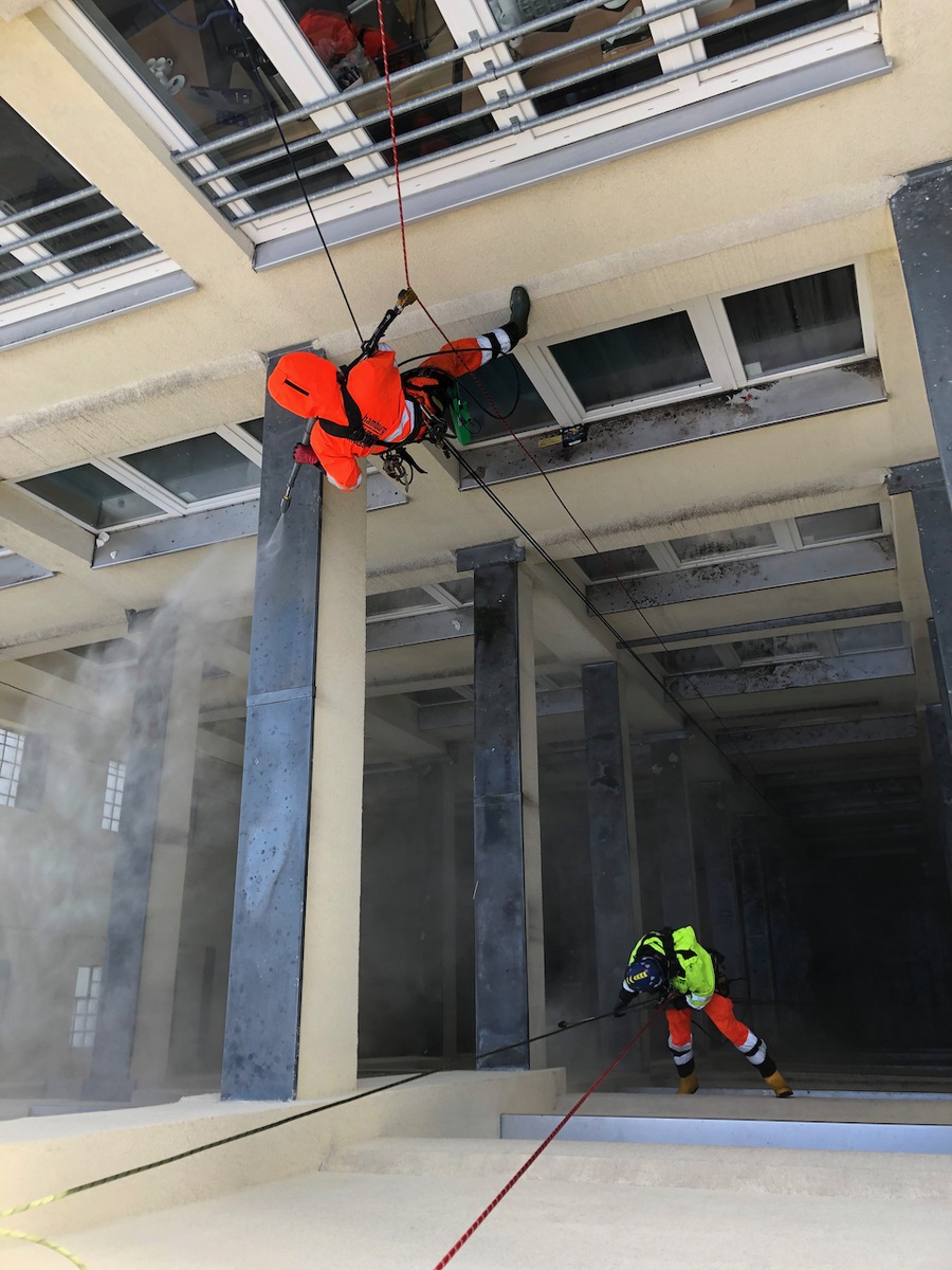 Facelift für die Fassade: Professionelle Instandhaltung am Kletterseil