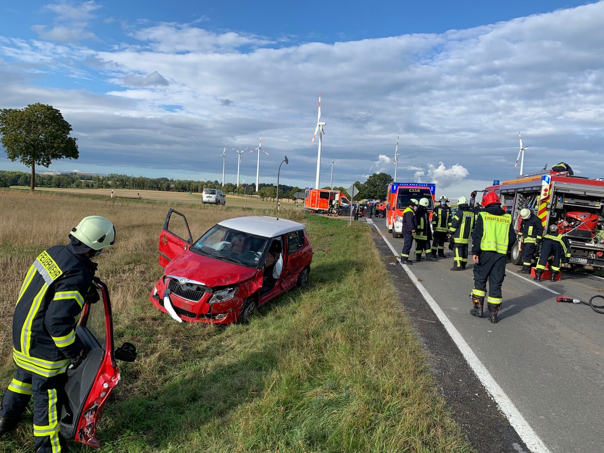 FW Borgentreich: Verkehrsunfall zwischen Bühne und Haarbrück. Eine Person im Fahrzeug eingeschlossen.