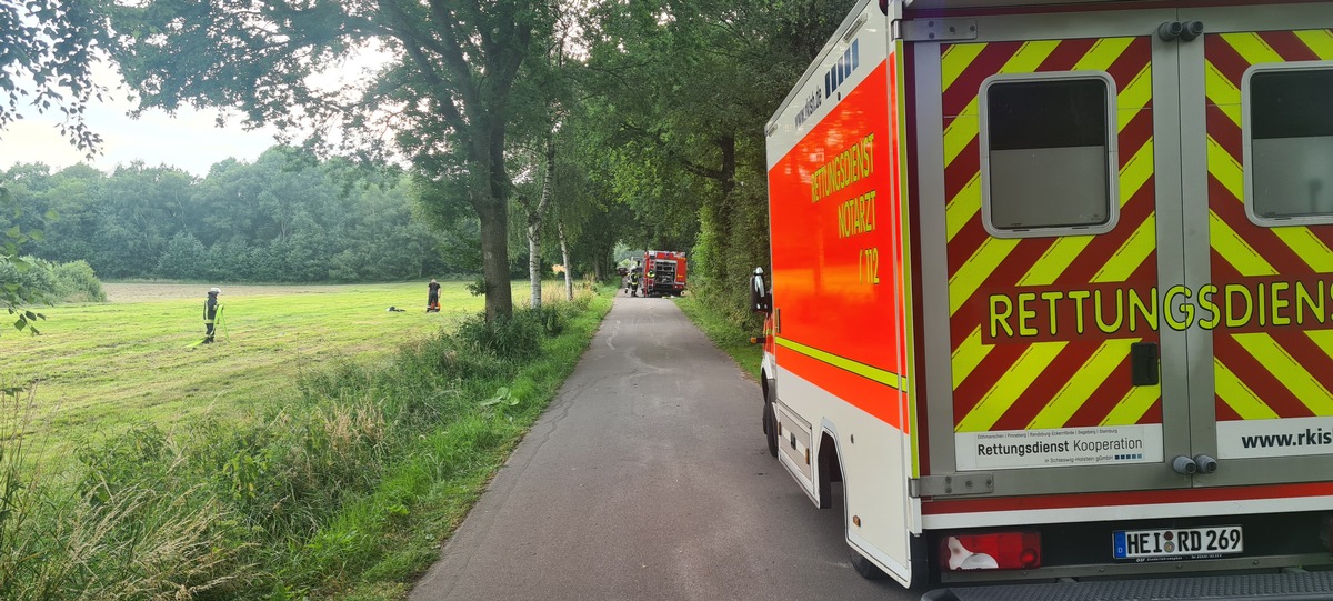 FW-RD: 60 Feuerwehrleute löschten Feuer auf Getreidefeld Im Bovenauer Ortsgebiet Neuland, kam es am Montagabend (12.07.2021) zu einem Feuer im auf einem Getreidefeld.