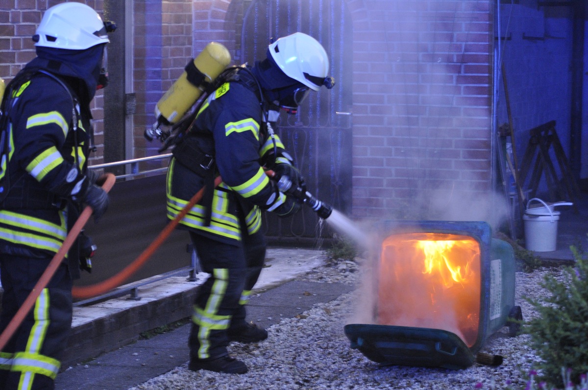 FW-KLE: Brand in Garage und Wasserschaden durch Regenfälle