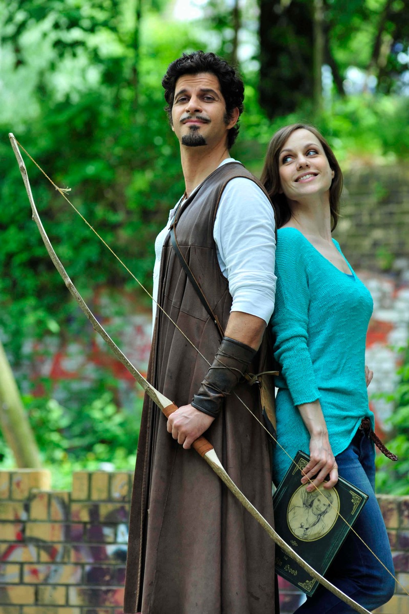 Zeitreise mit Folgen: Pasquale Aleardi und Nadja Becker in der neuen Familienkomödie &quot;Robin Hood &amp; ich&quot; am 17. September 2013 in SAT.1 (BILD)