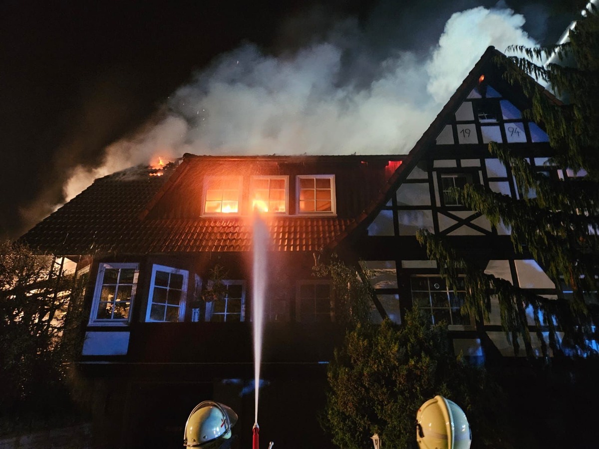 FW Lügde: Großfeuer in der Nähe des Lügder Gerätehauses - 2 Menschen gerettet