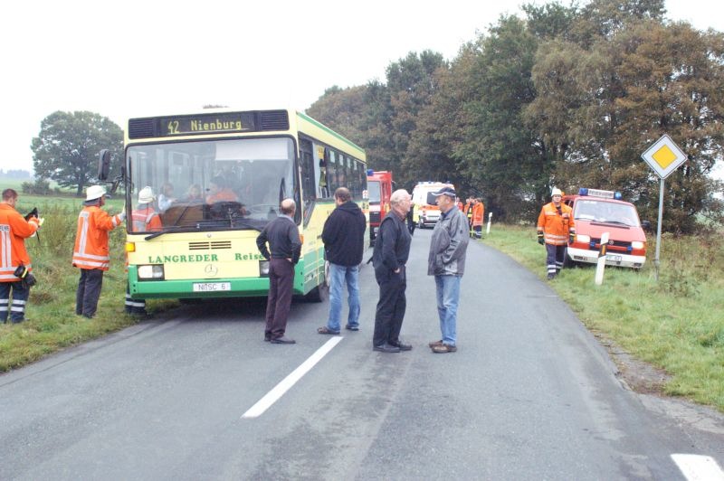 POL-NI: Feuerwehrfahrzeug kollidiert mit Schulbus -Bild im Downolad-