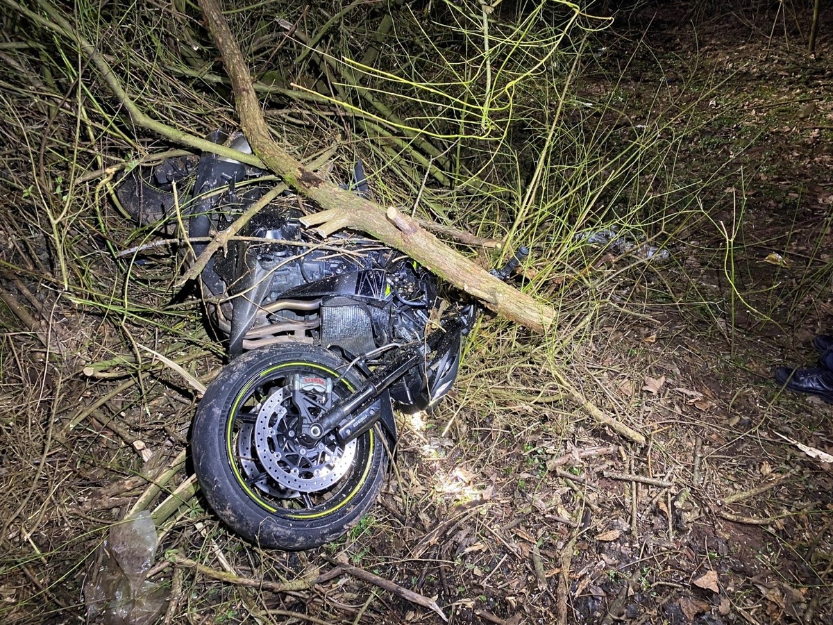 POL-PPWP: Motorradfahrer stürzt nach Überholmanöver