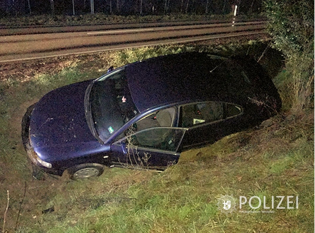 POL-PPWP: Auto im Graben - Fahrer weg