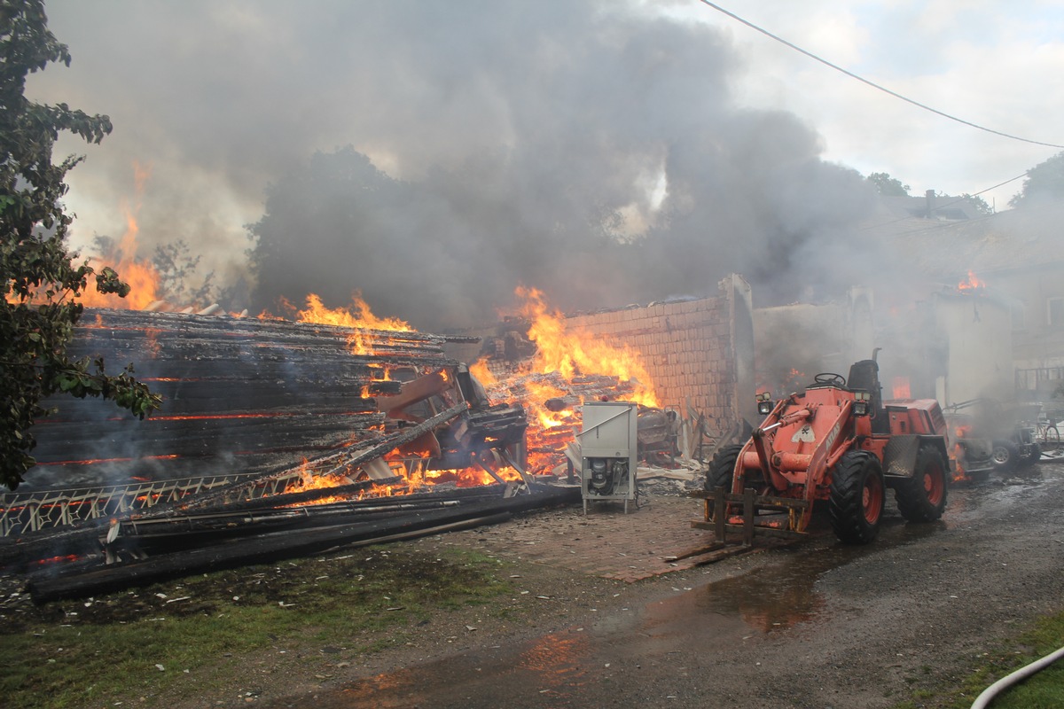 FW LK Leipzig: Brand einer Werkstatt mit Unterstand