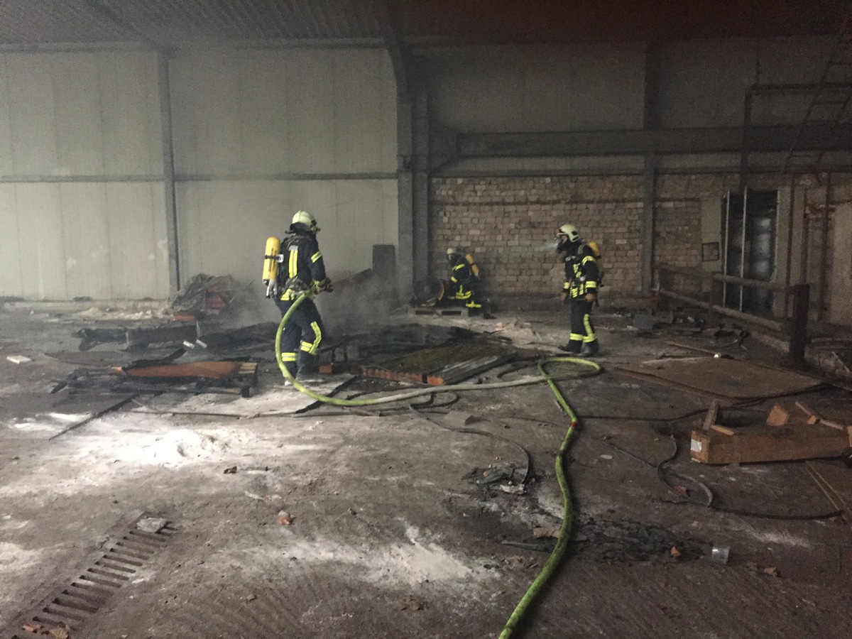 FW-GE: Brand in leerstehender Lagerhalle