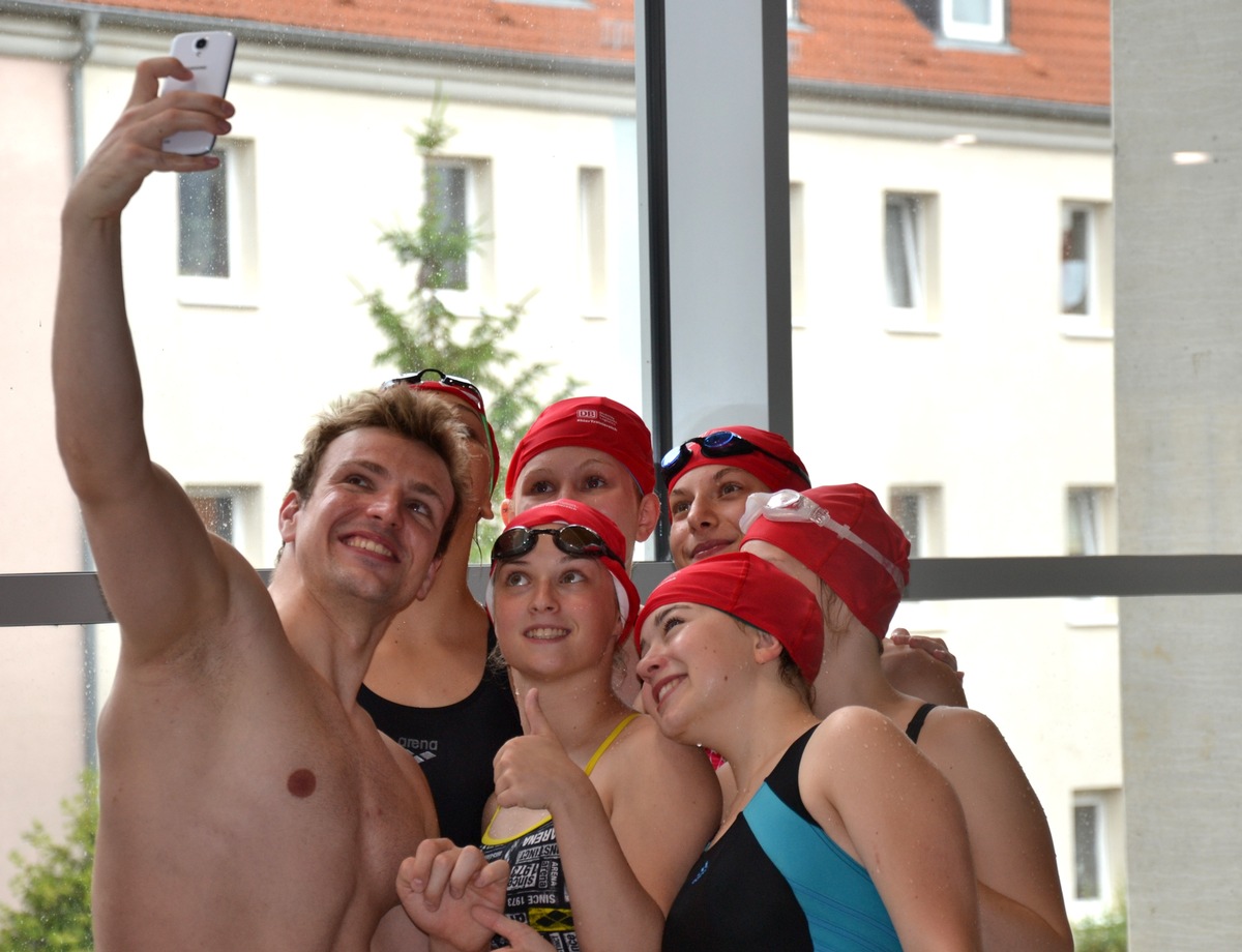 Biedermann schwimmt mit dem Nachwuchs